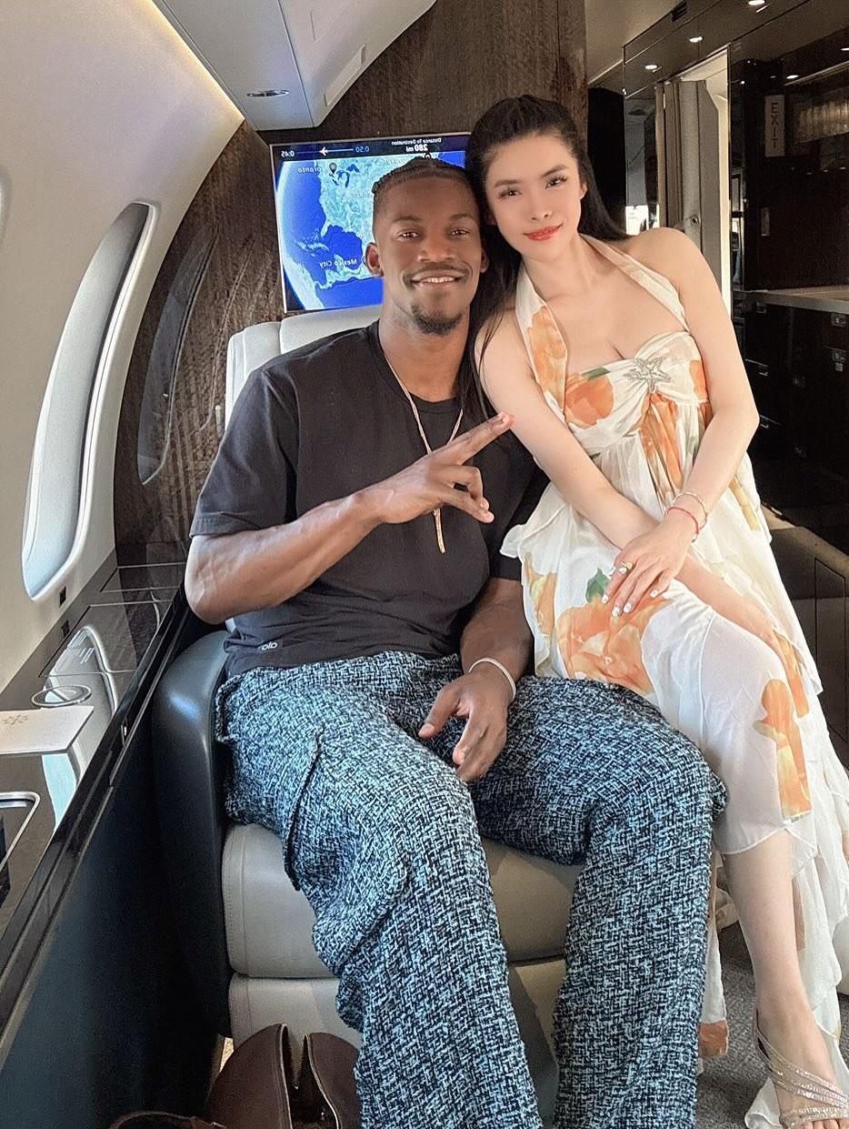 中国女牌手Britney晒与巴特勒合照，定位显示已到拉斯维加斯